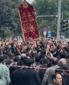 Quelle donne dietro a un telo nero al corteo dei musulmani sciiti: ecco cosa è successo  2