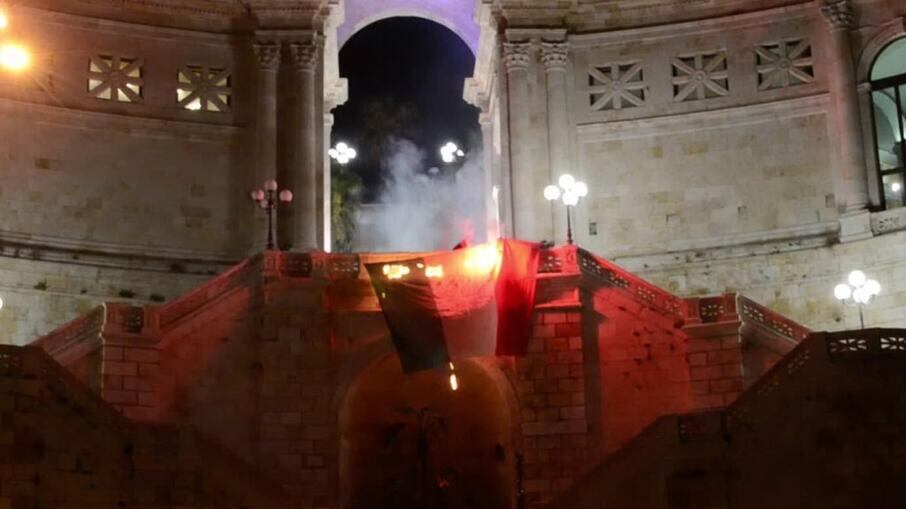 Tricolore bruciato a Cagliari: "Ribellatevi contro le leggi ingiuste del governo"