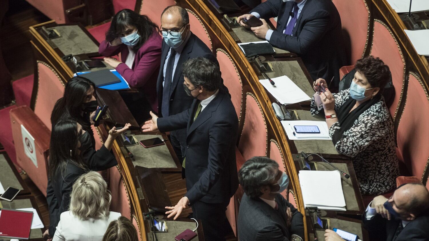 "Questo è pazzo, così sbattiamo". La mossa di Renzi spacca Italia Viva