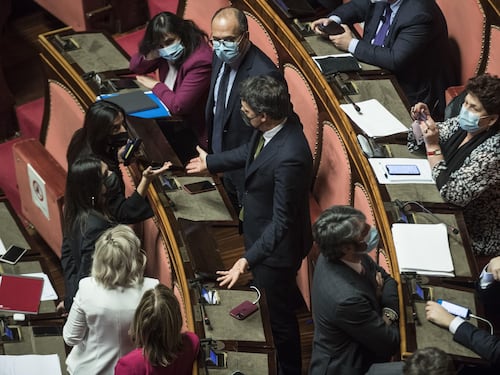 "Questo è pazzo, così sbattiamo". La mossa di Renzi spacca Italia Viva