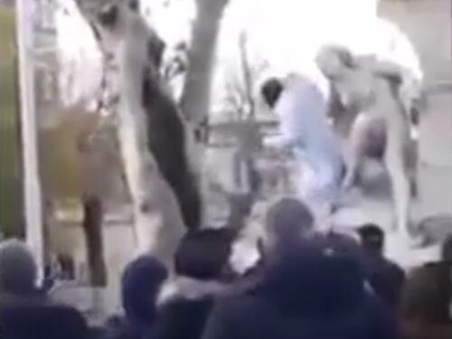 Islamista algerino prende a mazzate statua d'una donna nuda