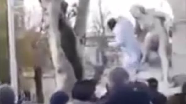 Islamista algerino prende a mazzate statua d'una donna nuda