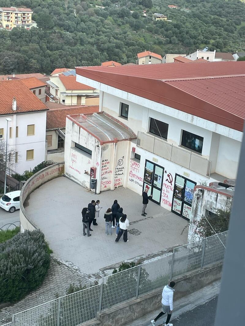 Odio e minacce contro Meloni: vandalizzato il teatro di Ozieri 4