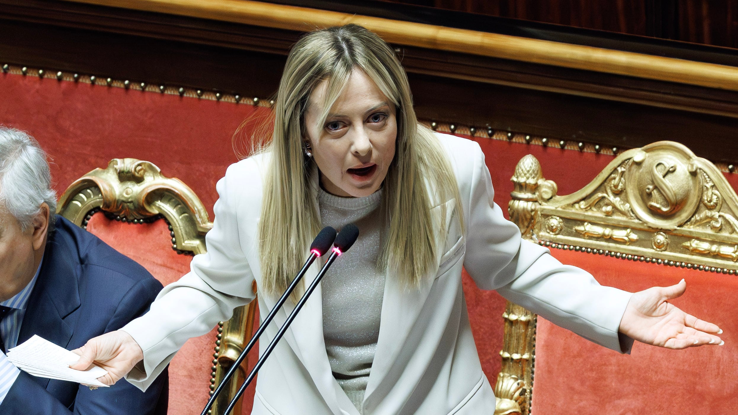 Iran, Meloni in Aula mette all'angolo il Pd: "Non volete accogliere l'appello all'unità". Poi la stoccata sul "campione di democrazia" Sanchez
