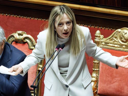 Iran, Meloni in Aula mette all'angolo il Pd: "Non volete accogliere l'appello all'unità". Poi la stoccata sul "campione di democrazia" Sanchez