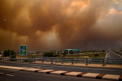 Le fiamme devastano la Grecia 6