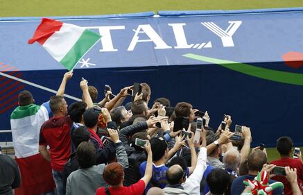 Italia-Spagna: ecco le tifose sexy sugli spalti 5
