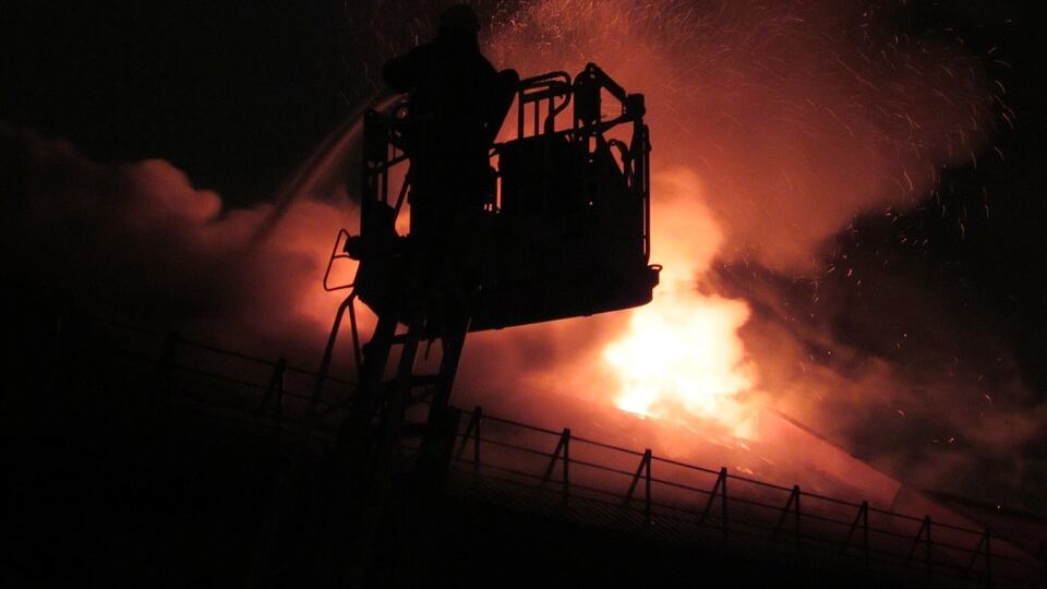 Pregano per esorcizzare il Coronavirus, ma una candela incendia la casa