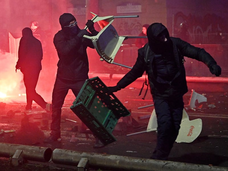 La galassia antagonista prepara l’autunno caldo: assemblee, scioperi e manifestazioni “come in Francia”