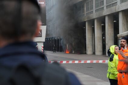 Milano, la colonna di fumo in centro nei pressi del Duomo 7