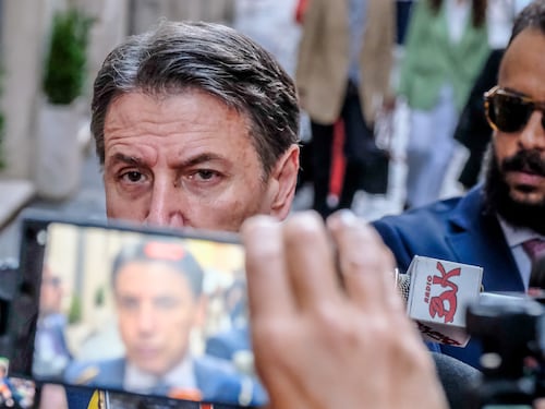 Trattative sulla mozione. Schlein e Conte tentati dall'astensione su Trump