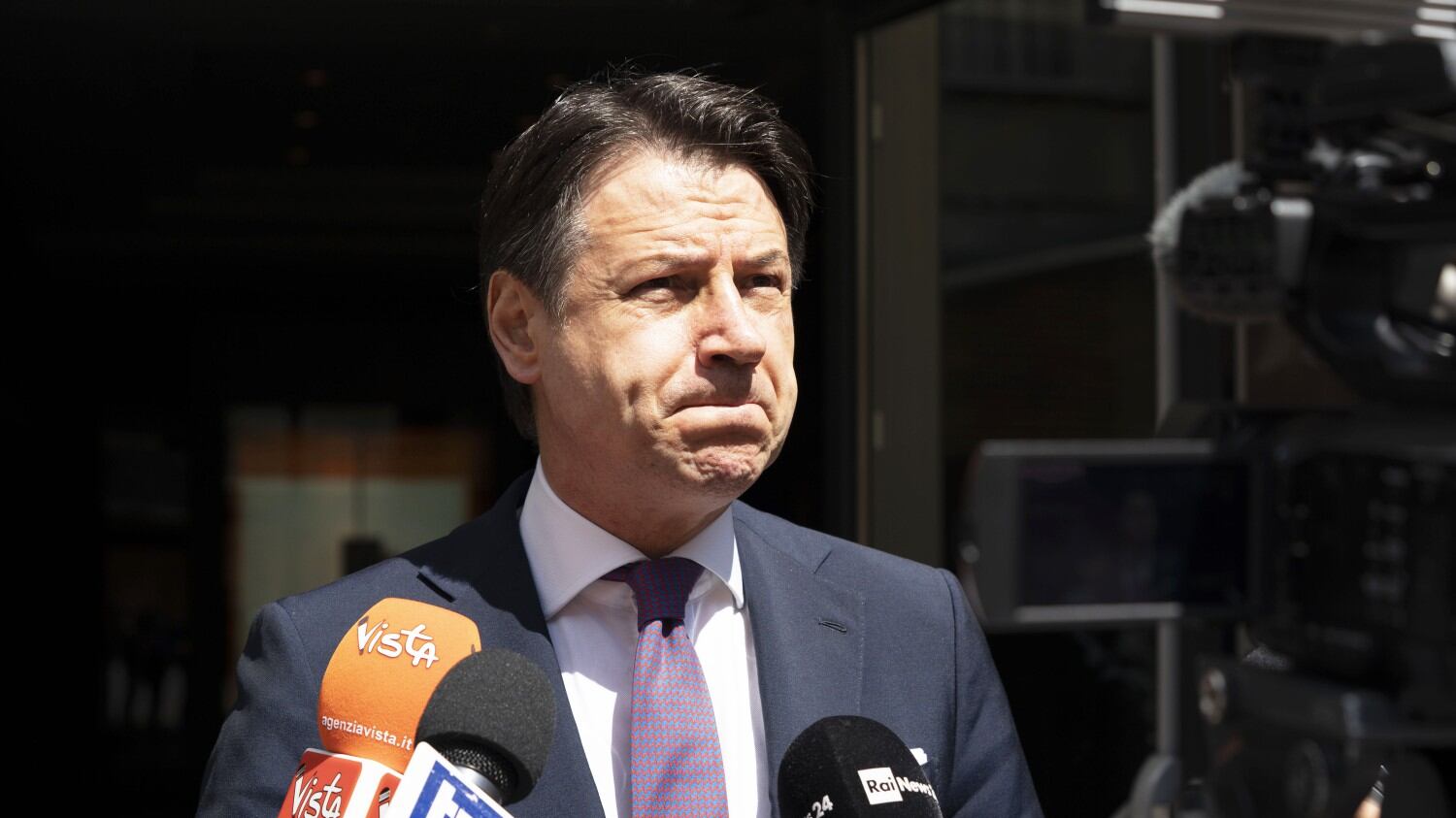 La guerra delle poltrone spacca la maggioranza. Ma Conte fa spallucce