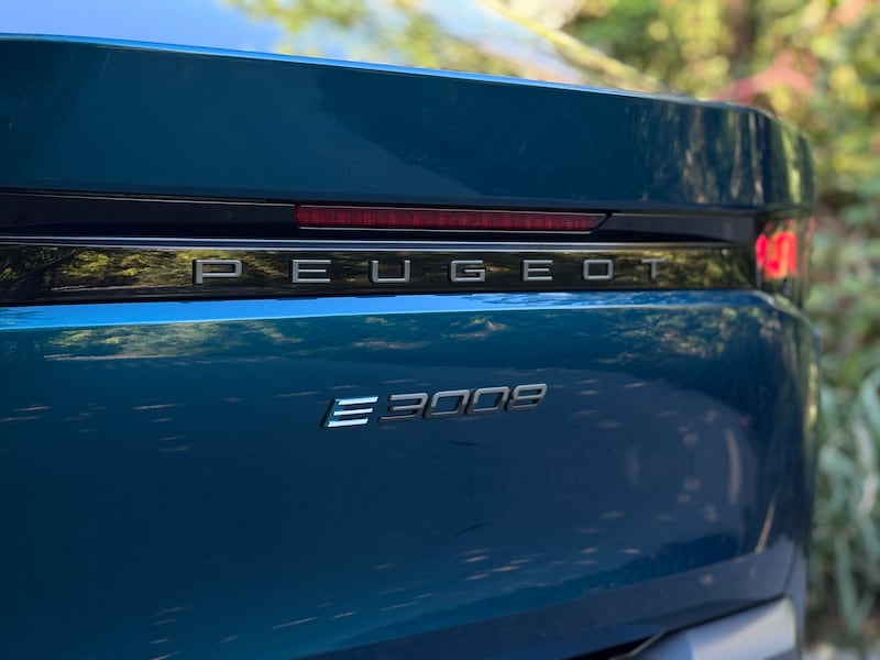 Peugeot E-3008: la gallery del nuovo SUV Fastback elettrico francese 13
