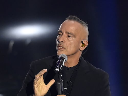 "Basta guerra, basta sangue". Il monologo pacifista di Eros Ramazzotti a Sanremo