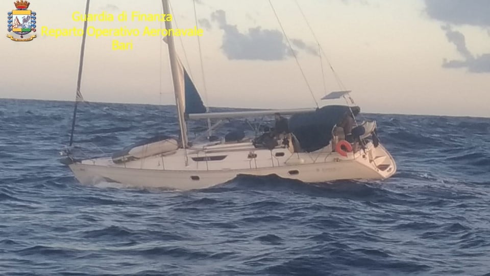 Clandestini sulla barca a vela: due skipper li portano in Italia