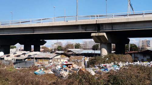 Studenti intossicati dai roghi di rifiuti, una discarica vicino alla scuola 3