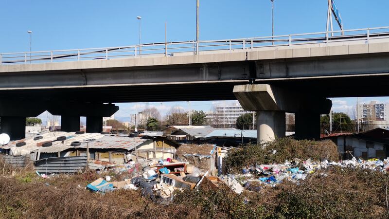 Studenti intossicati dai roghi di rifiuti, una discarica vicino alla scuola 3