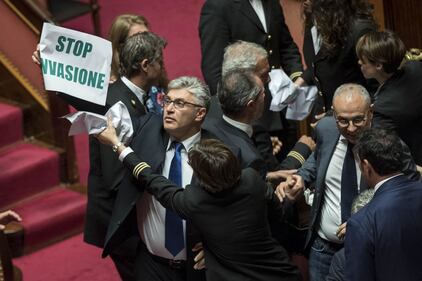 Ius soli, la Lega occupa i banchi del governo: è bagarre 11