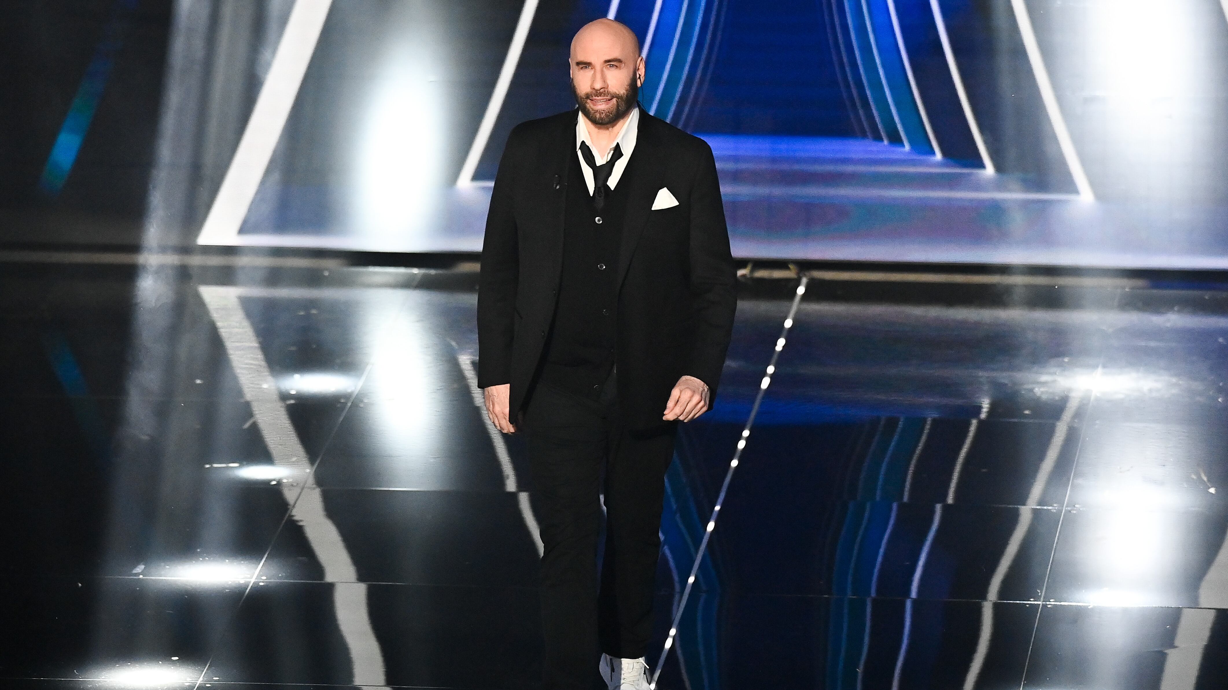 Sanremo, le scarpe di Travolta costano 206mila euro alla Rai