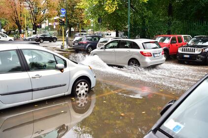 Strade allagate e alberi caduti: nubifragio si abbatte su Milano 8