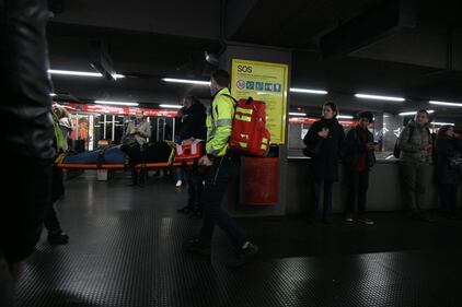 Milano, brusca frenata sulla linea rossa della metro a San Babila: venti persone coinvolte 5