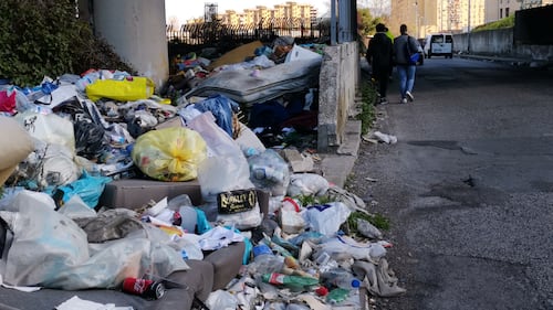 Studenti intossicati dai roghi di rifiuti, una discarica vicino alla scuola 5