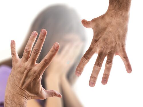 Picchia la compagna davanti al figlio di 9 anni