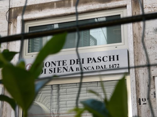 Intesa avanza su Mps, via libera Ivass per la quota Generali