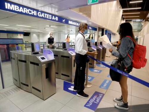 Sedie a rotelle per saltare la fila. La truffa negli aeroporti dilaga su TikTok