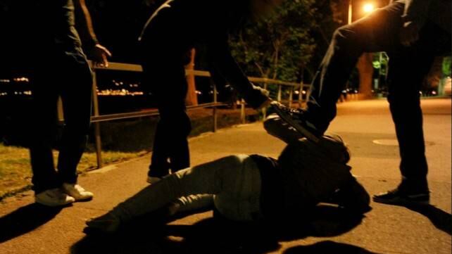 Molestano una ragazza e prendono a bottigliate il fidanzato che la difende: la furia dei magrebini