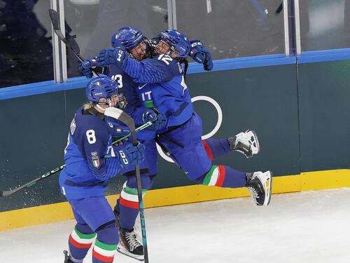 Hockey, impresa delle azzurre all'esordio