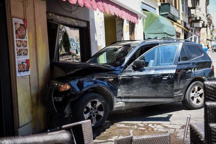 Milano, Suv si schianta contro un ristorante 9