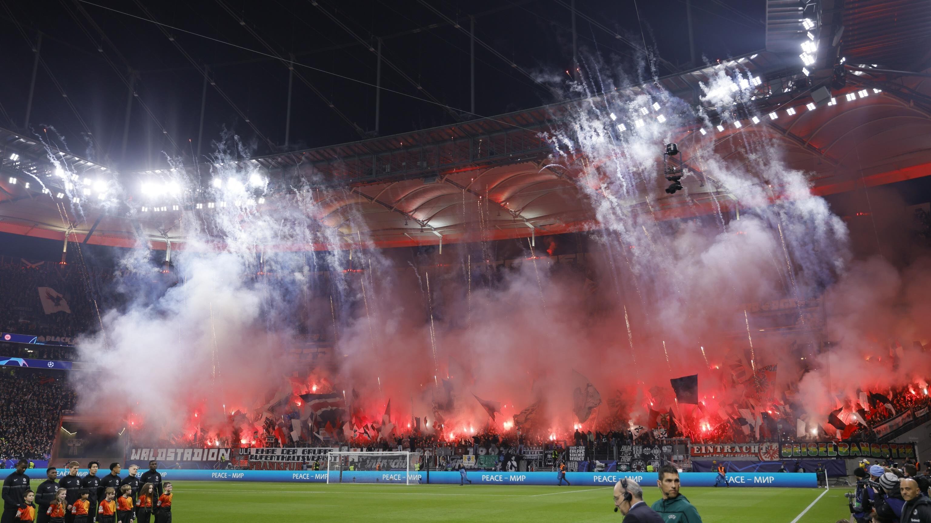 Il Tar dà ragione all'Eintracht: i tifosi potranno vedere il match a Napoli
