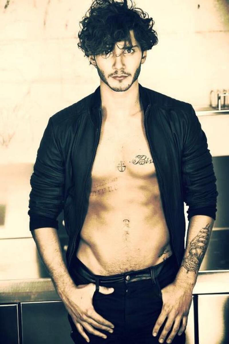 Stefano De Martino cede al ritocchino: si è rifatto le orecchie 14