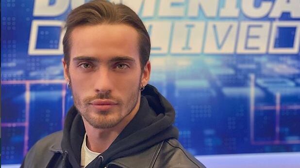 Pestato l'ex ballerino di Amici: "Mi hanno urlato fr..."