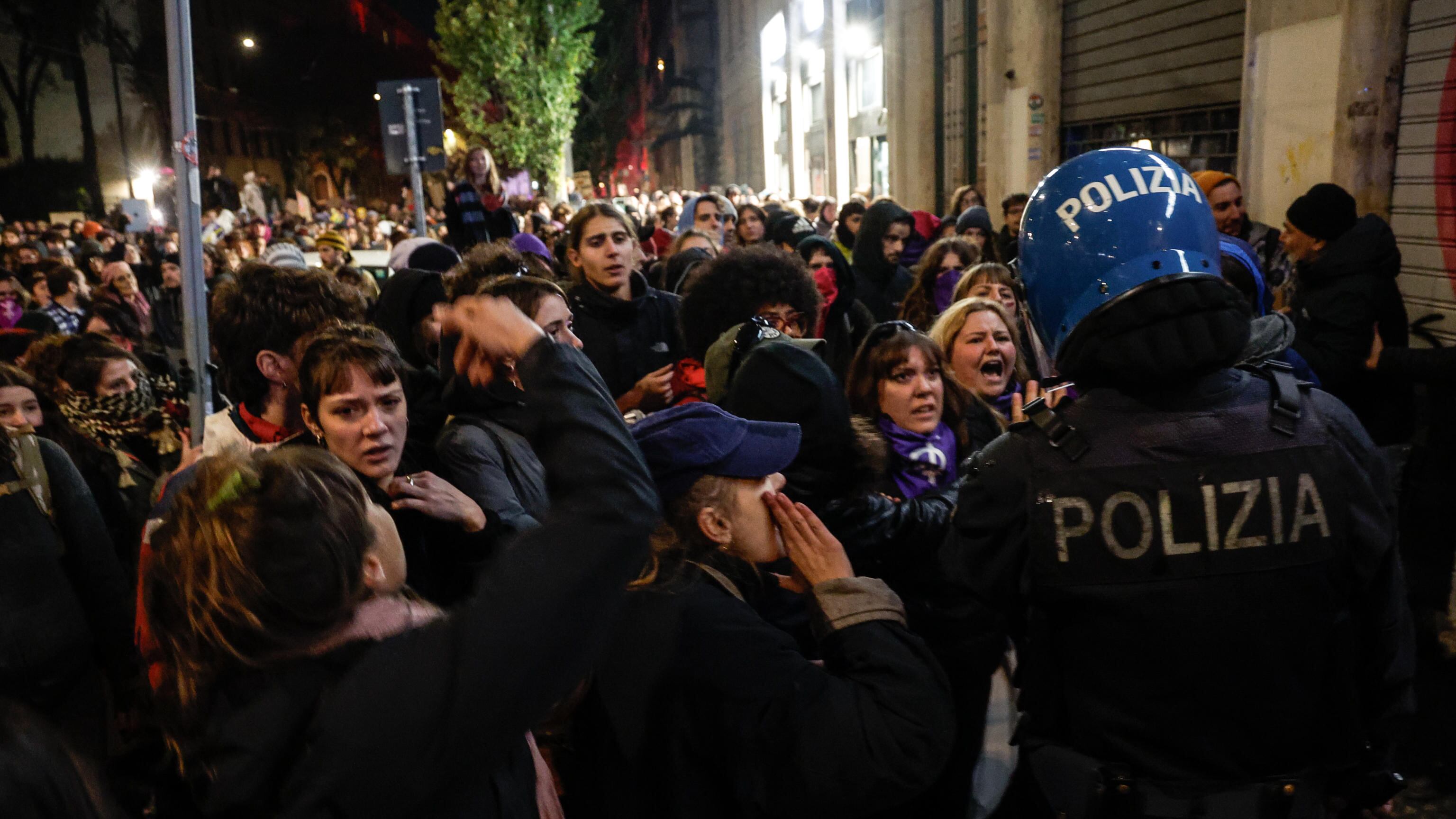Femministe in piazza. Slogan anti-Israele e assalto ai pro-Vita