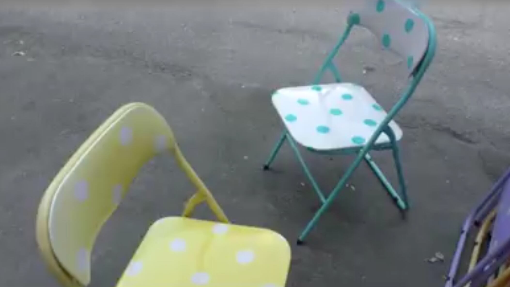 Bologna, gelateria mette sedie a pois: i vigili vogliono multarla