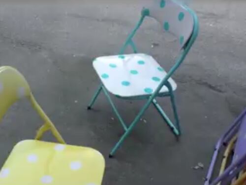 Bologna, gelateria mette sedie a pois: i vigili vogliono multarla