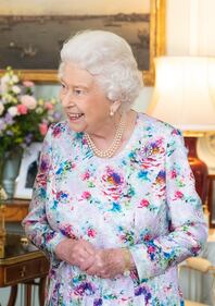 La Regina Elisabetta nell'incontro privato con il nuovo decano della Chapel Royal Right 1