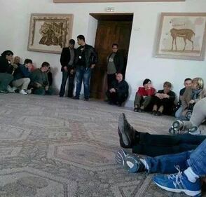Paura a Tunisi: turisti presi in ostaggio 2