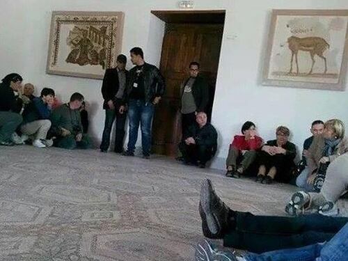 Paura a Tunisi: turisti presi in ostaggio