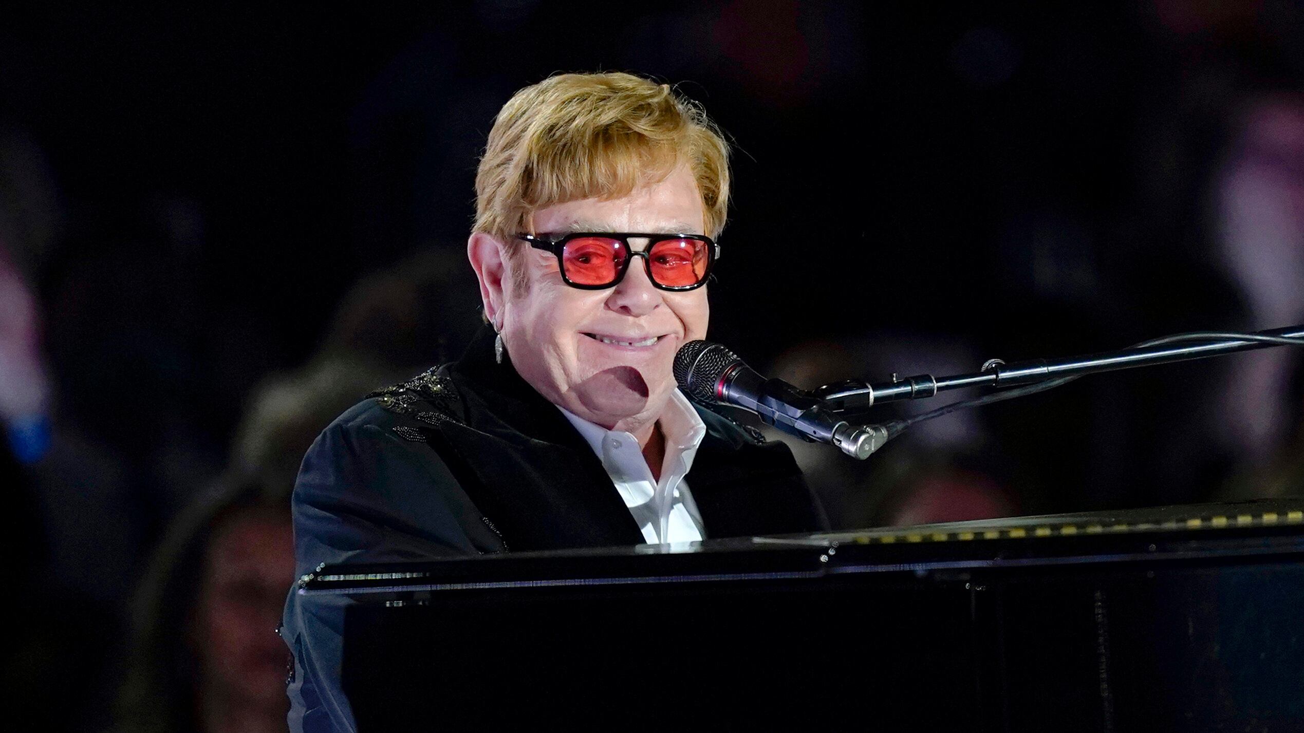 Morto Elton John, la leggenda del pop e del “piano rock” che ha segnato la storia della musica