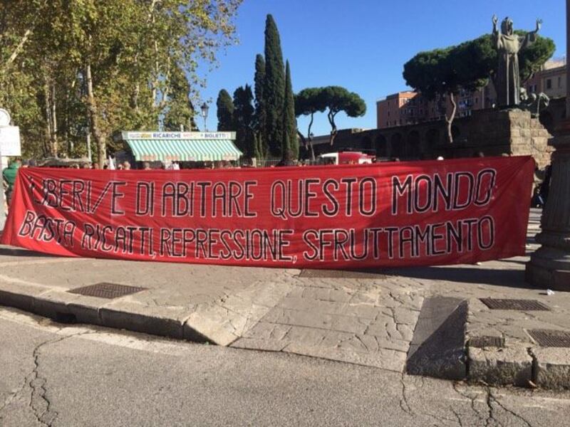 I migranti in corteo per chiedere più diritti 2