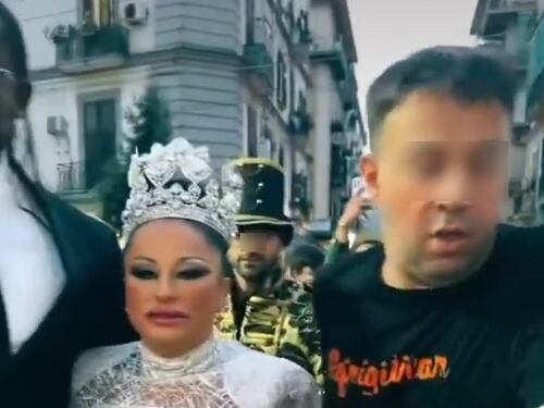 Tiktoker vestita da regina blocca il traffico: la protesta dei residenti