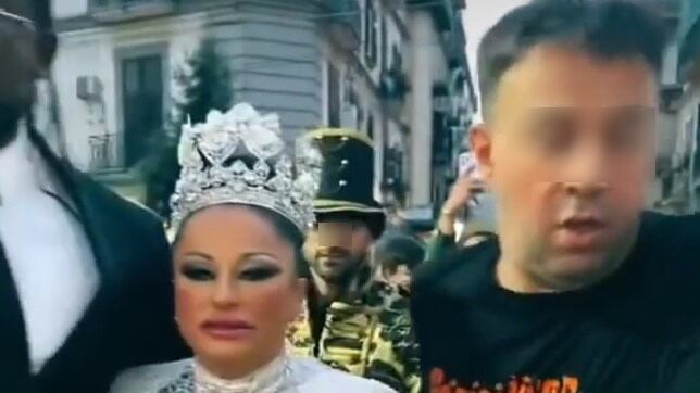 Tiktoker vestita da regina blocca il traffico: la protesta dei residenti