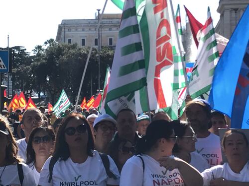 Whirlpool annuncia l’addio da Napoli: esplode la rabbia dei lavoratori