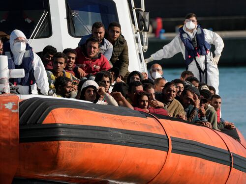 La Libia vuole più mezzi per fermare i migranti. Ma la Ue teme le Ong