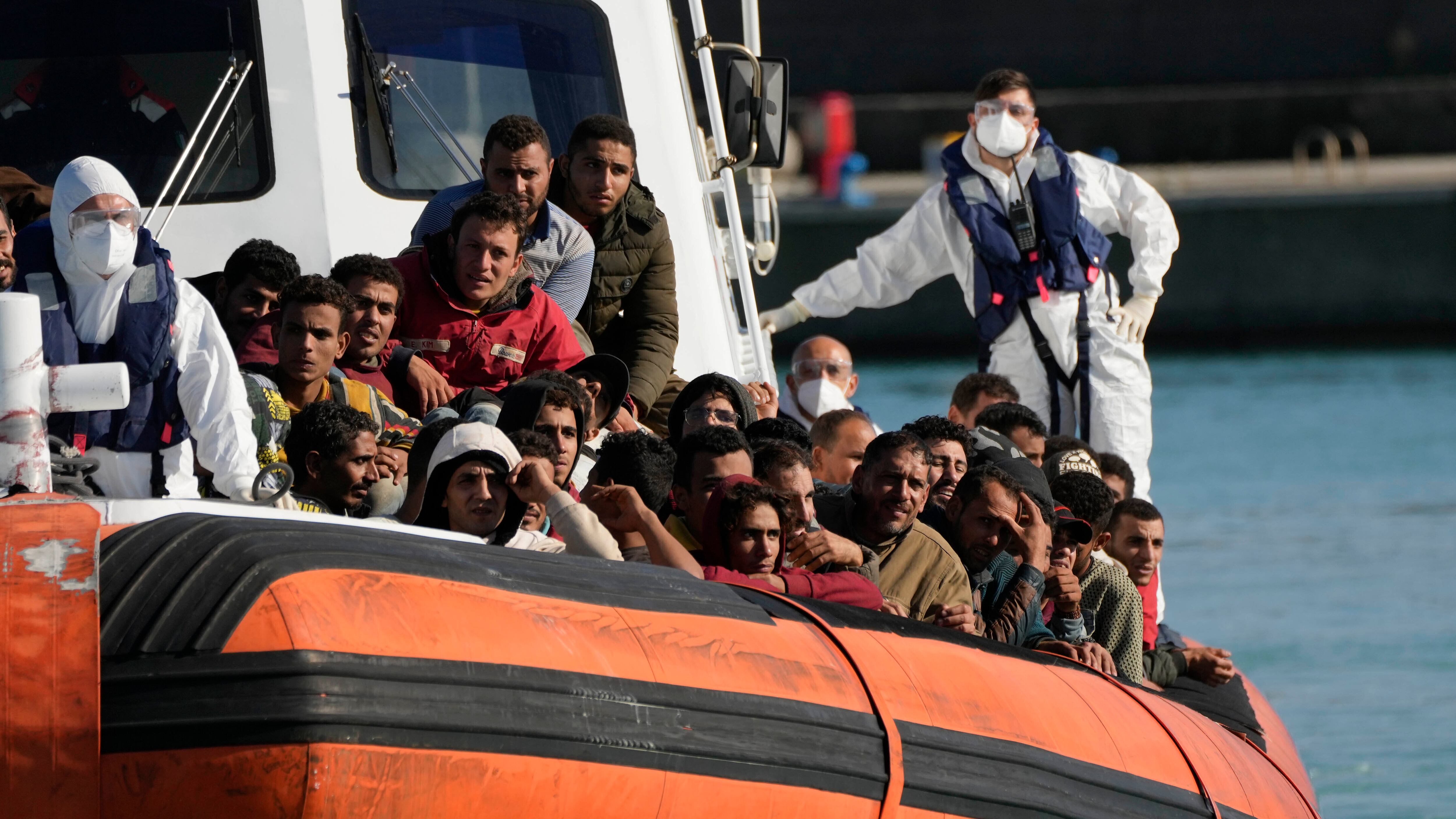 La Libia vuole più mezzi per fermare i migranti. Ma la Ue teme le Ong