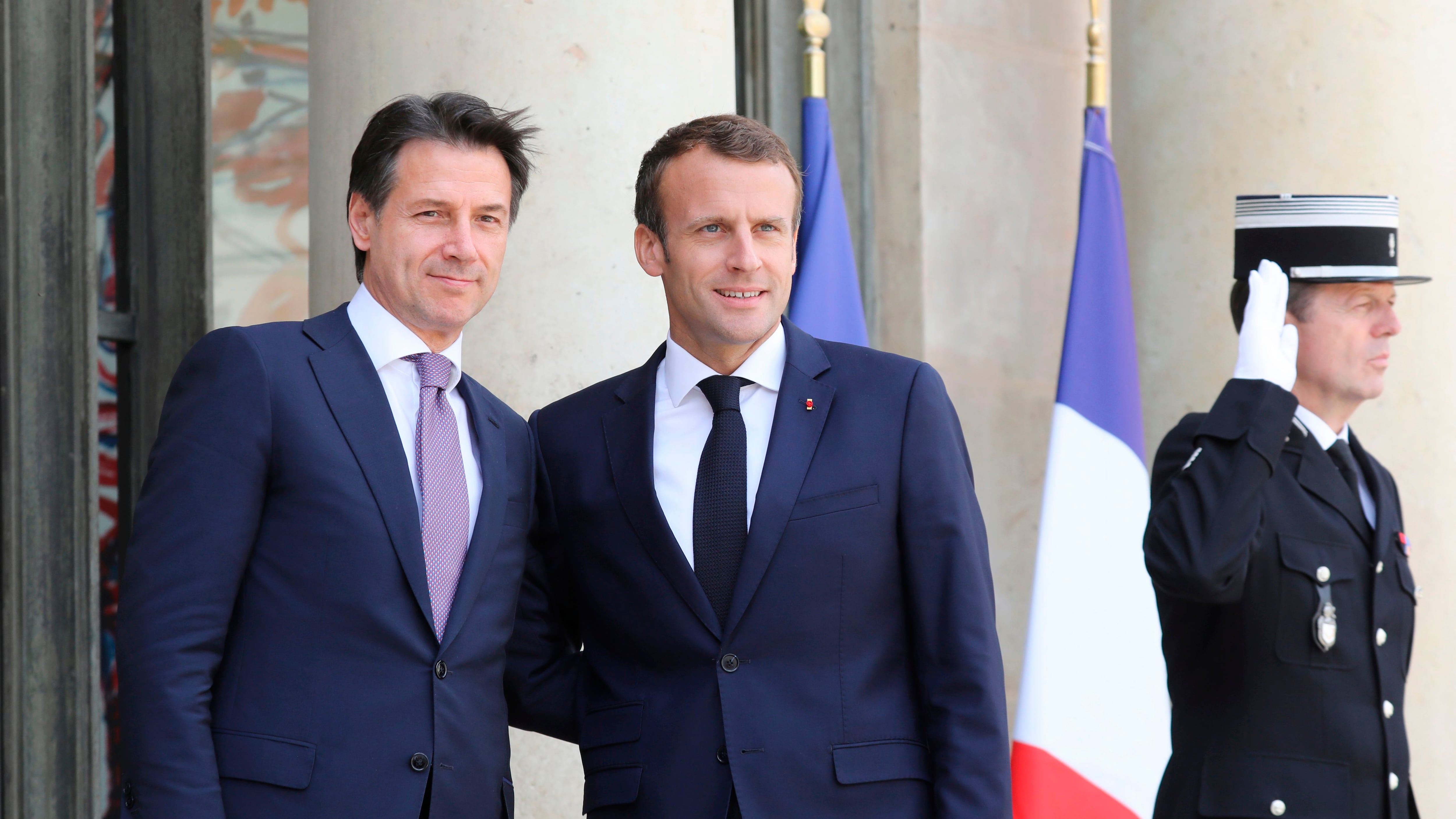 Il vertice Macron-Conte, tra sorrisi e pochi fatti, è un buco nell'acqua