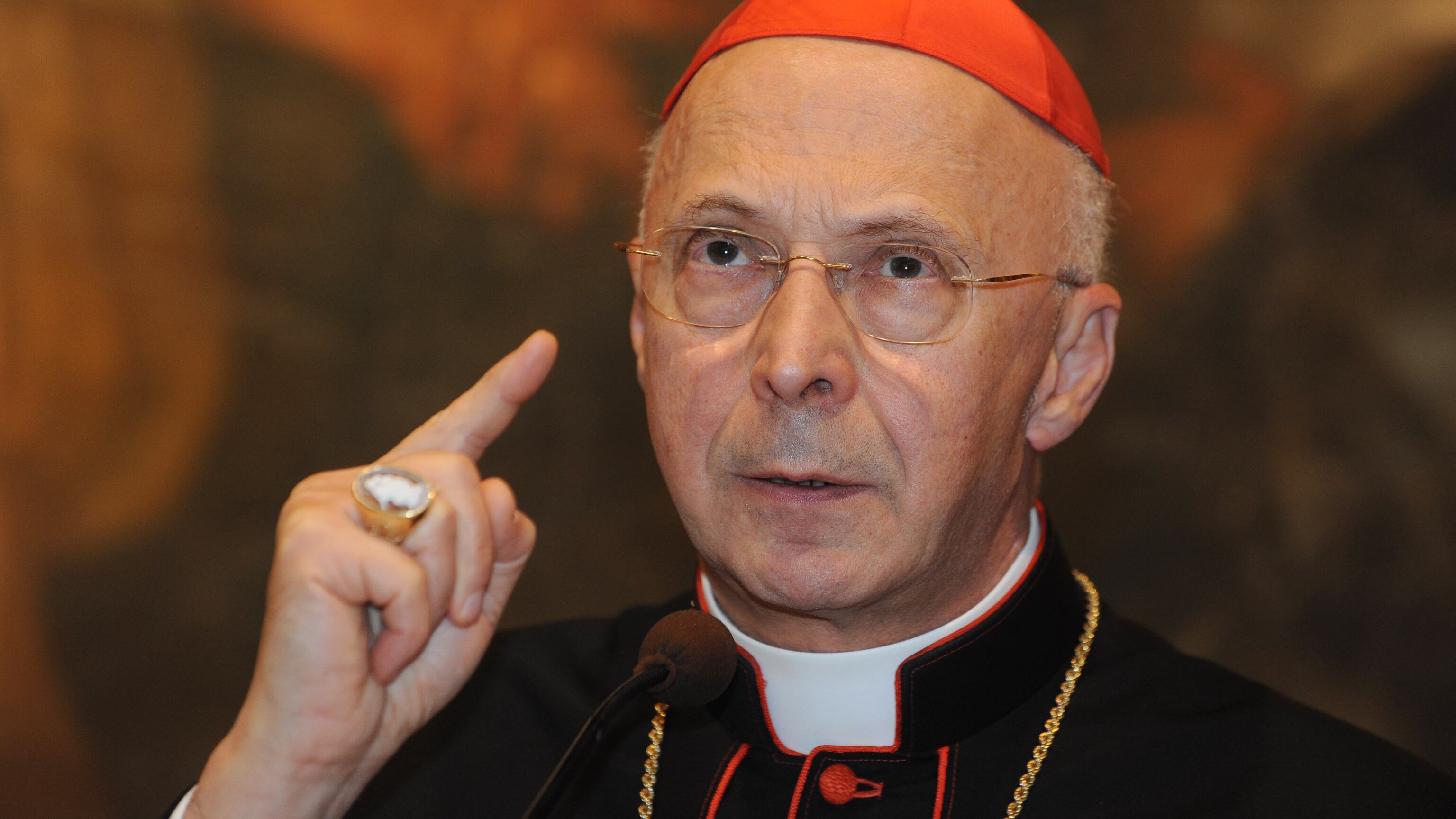 La Cei mette all'indice i nemici del premier